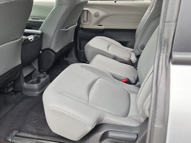 Used 2024 Toyota Sienna XLE FWD image 17