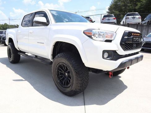 Used 2023 Toyota Tacoma SR5 AWD/4WD image 9