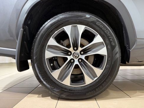 Used 2021 Toyota Highlander XLE AWD/4WD image 9