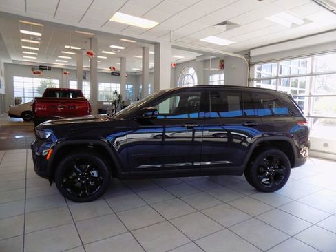 Used 2024 Jeep Grand Cherokee Limited w/ Black Appearance Package AWD/4WD image 4
