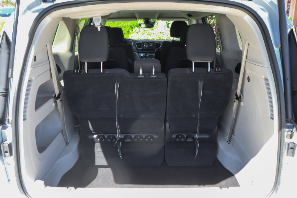 Used 2023 Chrysler Voyager LX FWD image 8