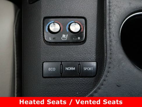 Used 2018 Toyota Avalon Limited image 24