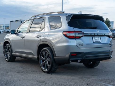 Used 2025 Honda Pilot Sport image 5