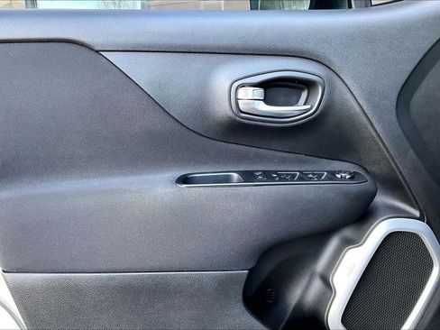 Used 2018 Jeep Renegade Latitude w/ UConnect 8.4 Nav Group image 15