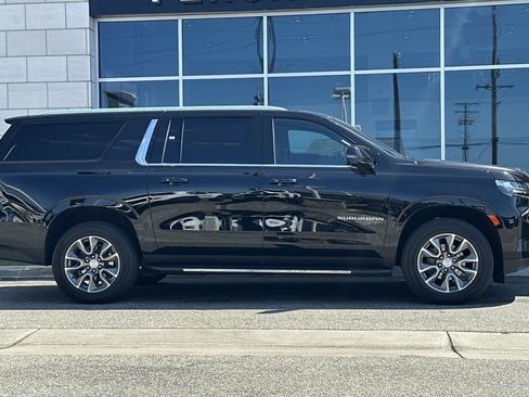 Used 2024 Chevrolet Suburban LT w/ LT Signature Plus Package RWD image 3