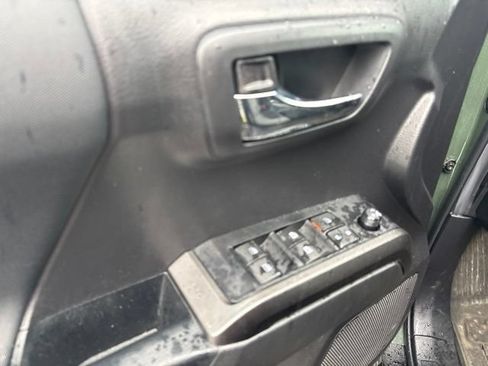 Used 2022 Toyota Tacoma TRD Off-Road AWD/4WD image 17