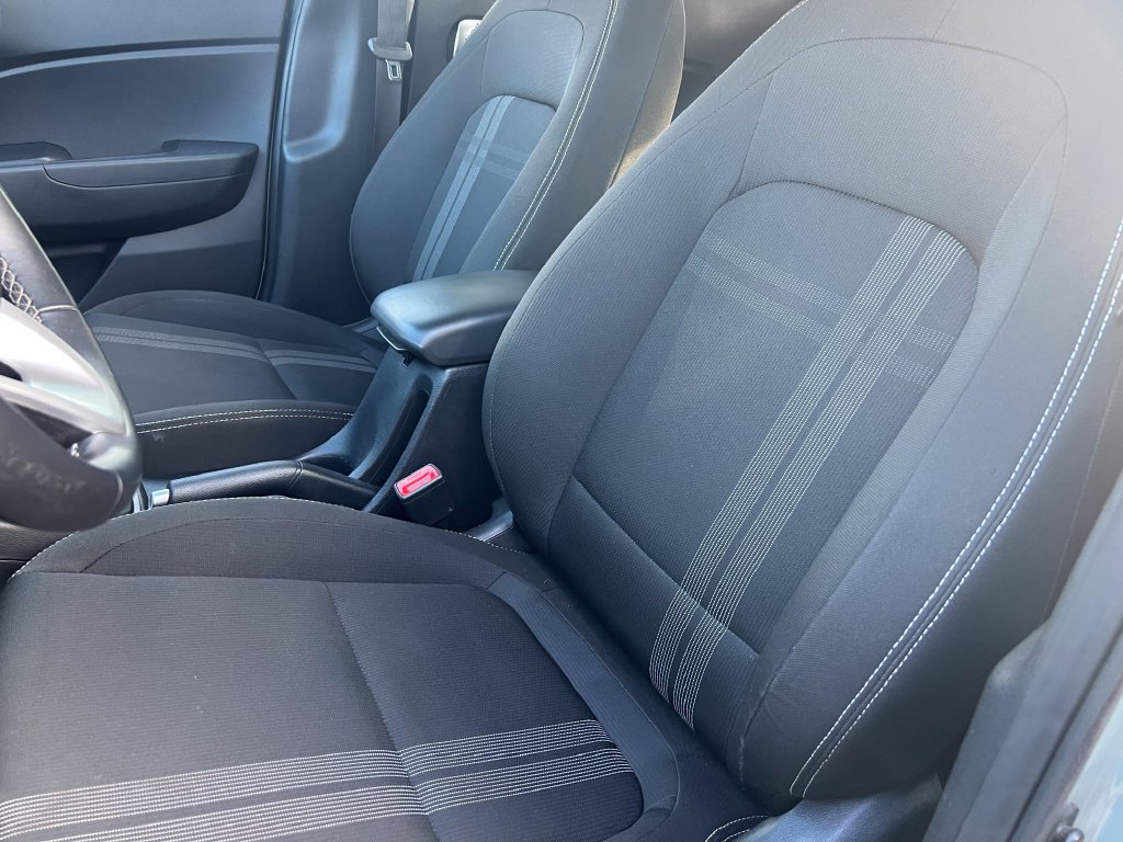 Used 2025 Hyundai Venue SEL FWD image 11