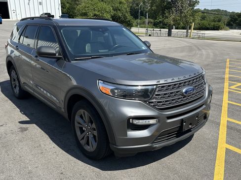 Used 2021 Ford Explorer XLT w/ Equipment Group 202A AWD/4WD image 2