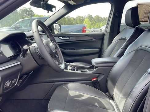 Used 2025 Jeep Grand Cherokee Altitude image 13