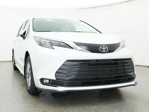 New 2026 Toyota Sienna XLE FWD image 7