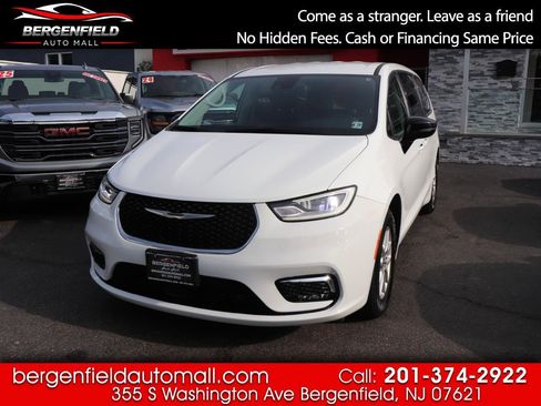 Used 2024 Chrysler Pacifica Touring-L FWD image 1