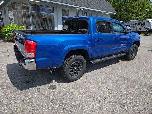 Used 2017 Toyota Tacoma SR5 w/ Exterior Package AWD/4WD image 5