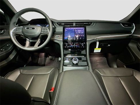 New 2025 Jeep Grand Cherokee Limited w/ Luxury Tech Group II image 6