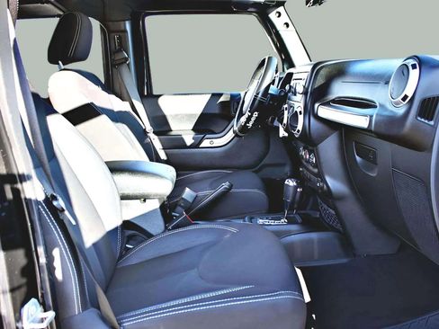 Used 2015 Jeep Wrangler Unlimited Sahara w/ Connectivity Group image 20