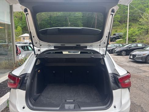 Used 2025 Chevrolet Trax LT FWD image 31