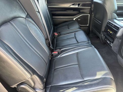 Used 2024 Jeep Wagoneer Series II w/ Flexible Seating Group AWD/4WD image 11