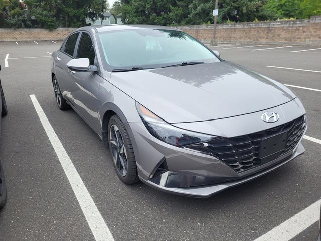 Used 2022 Hyundai Elantra Limited w/ Preferred Accessory Package FWD image 2