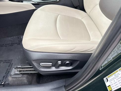 Used 2023 Toyota Corolla Cross XLE image 19