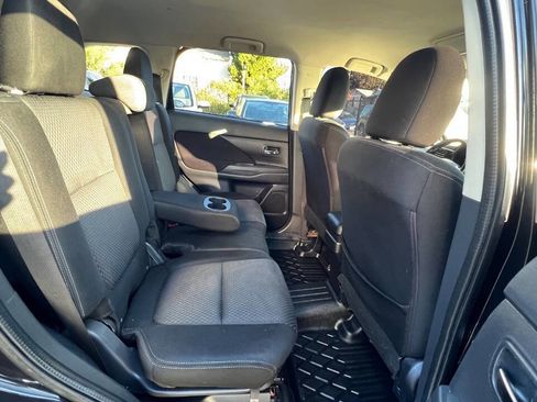 Used 2016 Mitsubishi Outlander SE image 14