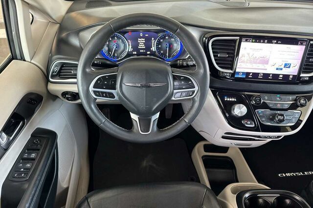 Used 2022 Chrysler Pacifica Touring-L FWD image 11