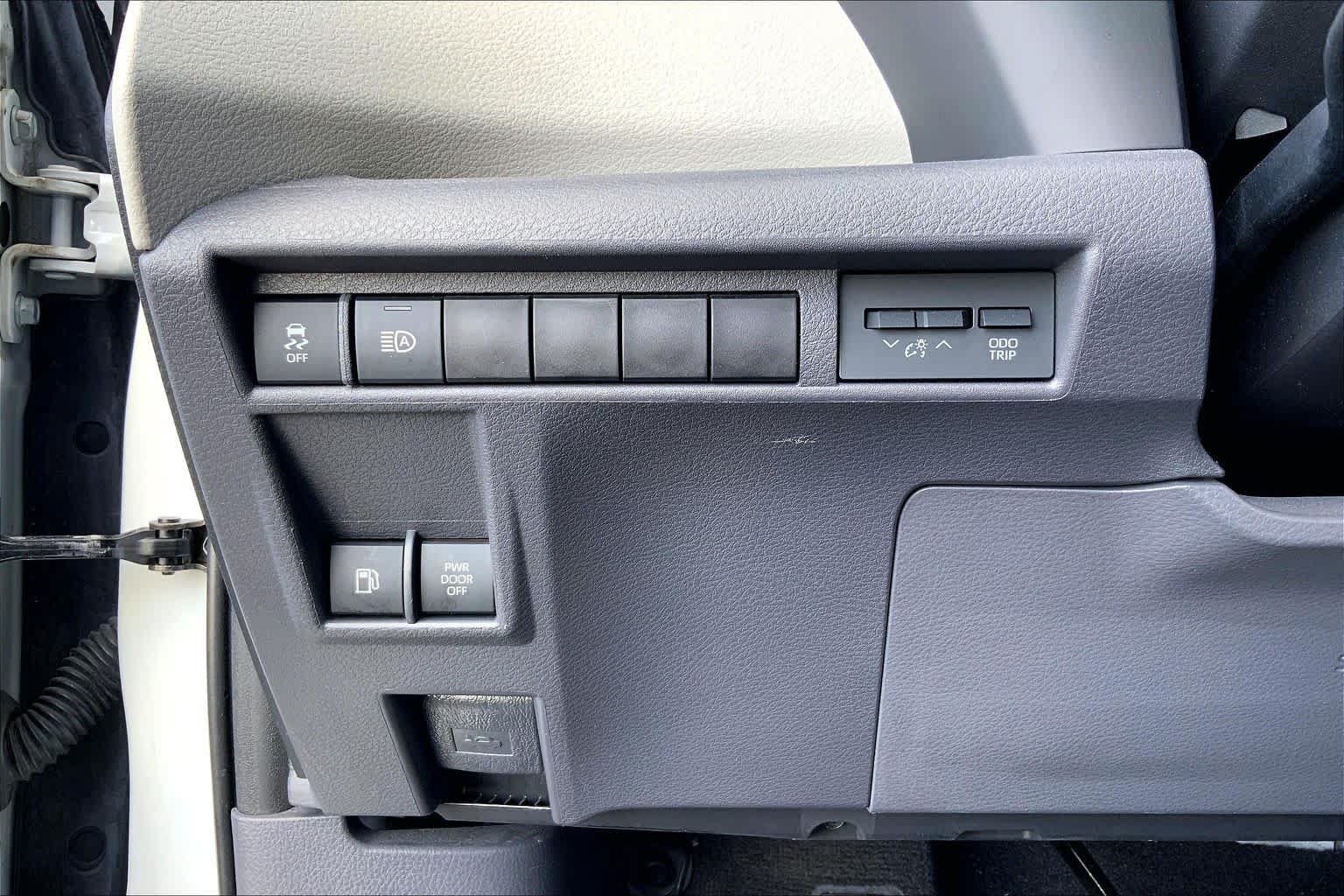 Used 2021 Toyota Sienna XLE w/ XLE Plus Package FWD image 33