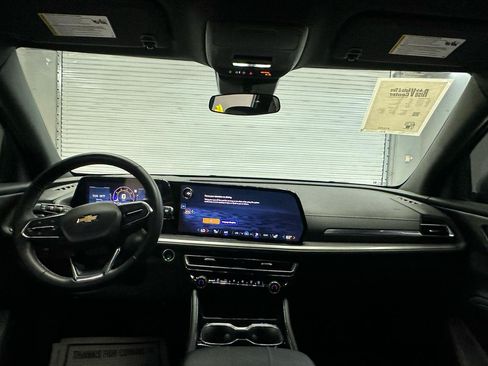 Used 2025 Chevrolet Traverse LT w/ Sun and Wheel Package FWD image 19