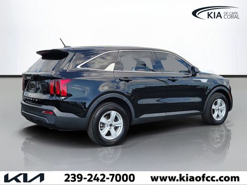 Certified 2022 Kia Sorento LX image 4