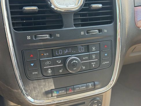 Used 2012 Chrysler Town & Country Touring-L w/ Entertainment Group #2 FWD image 18