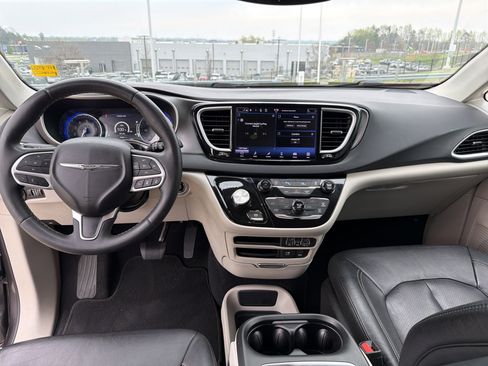 Used 2022 Chrysler Pacifica Touring-L image 28