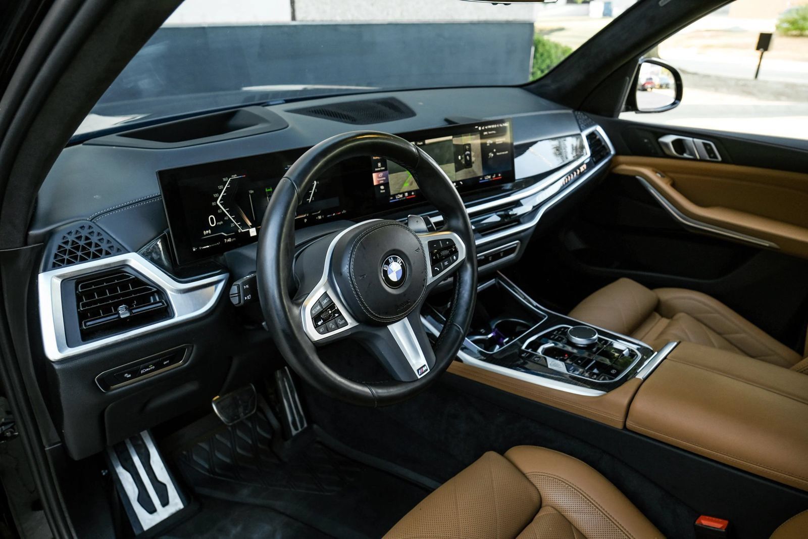 Used 2024 BMW X7 xDrive40i w/ M Sport Package AWD/4WD image 2