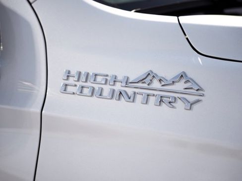 New 2026 Chevrolet Suburban High Country image 12