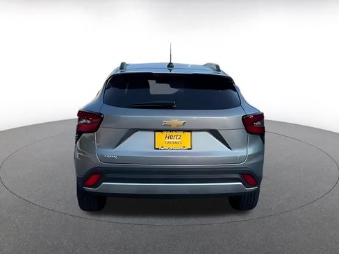 Used 2025 Chevrolet Trax LT FWD image 10