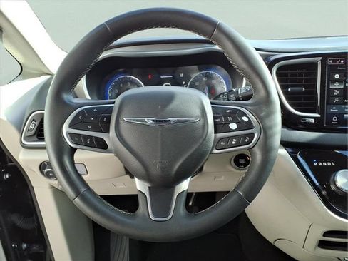 Used 2023 Chrysler Pacifica Touring-L FWD image 16