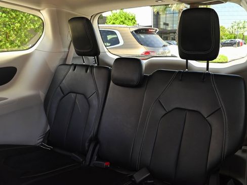 Used 2024 Chrysler Pacifica Touring-L image 7