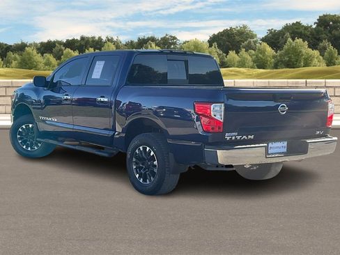 Used 2018 Nissan Titan SV image 11