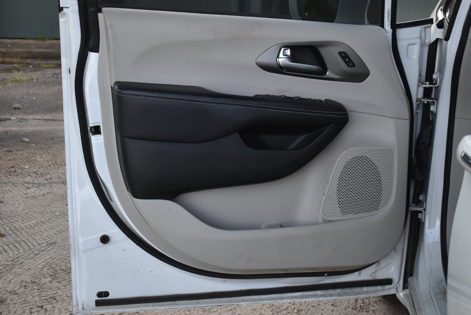Used 2021 Chrysler Pacifica Touring-L FWD image 12