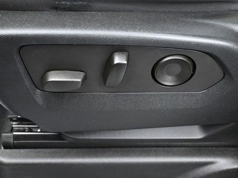 Used 2022 GMC Yukon SLT w/ SLT Premium Package image 12