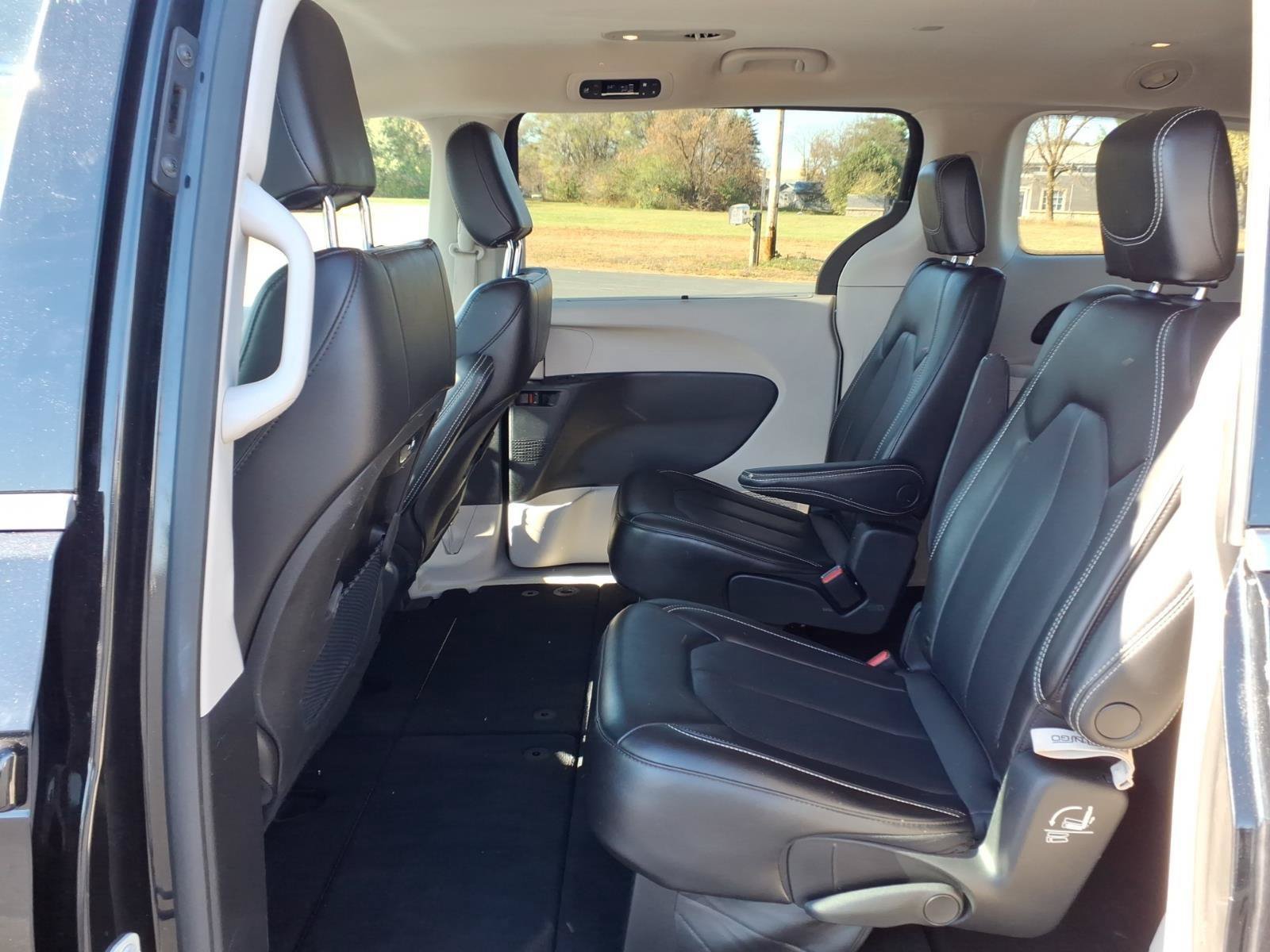 Used 2023 Chrysler Pacifica Touring-L FWD image 11
