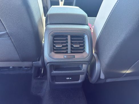 Used 2025 Volkswagen Taos SE AWD/4WD image 30