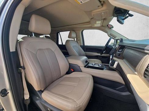 Used 2024 Ford Expedition Limited image 21