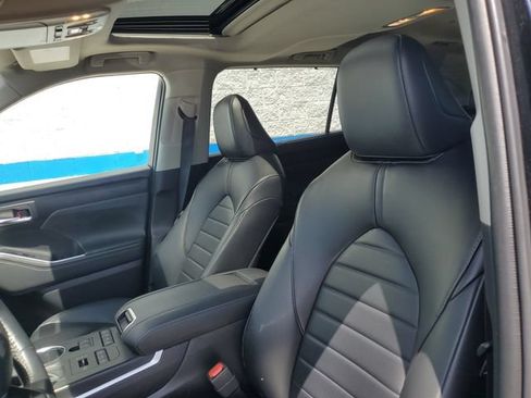 Used 2022 Toyota Highlander XLE AWD/4WD image 5