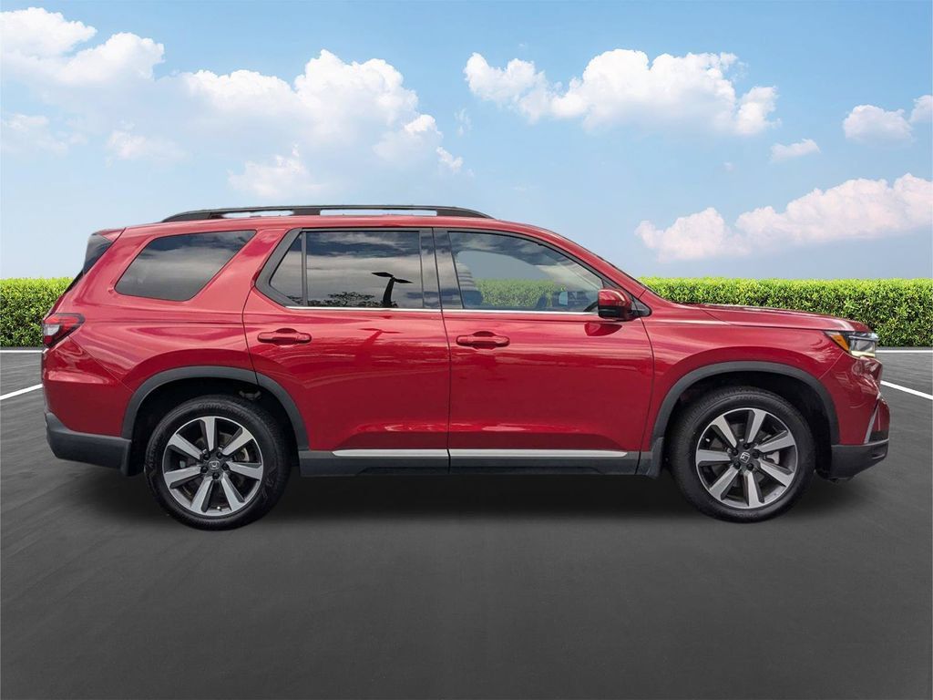 Used 2025 Honda Pilot Touring image 6