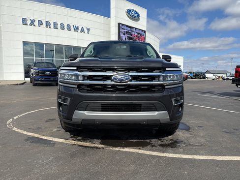 Used 2024 Ford Expedition Limited image 2