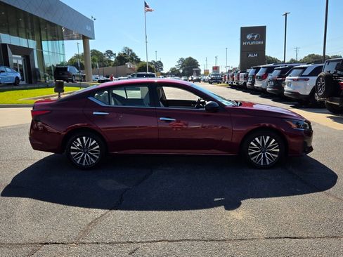 Used 2025 Nissan Altima 2.5 SV FWD image 14