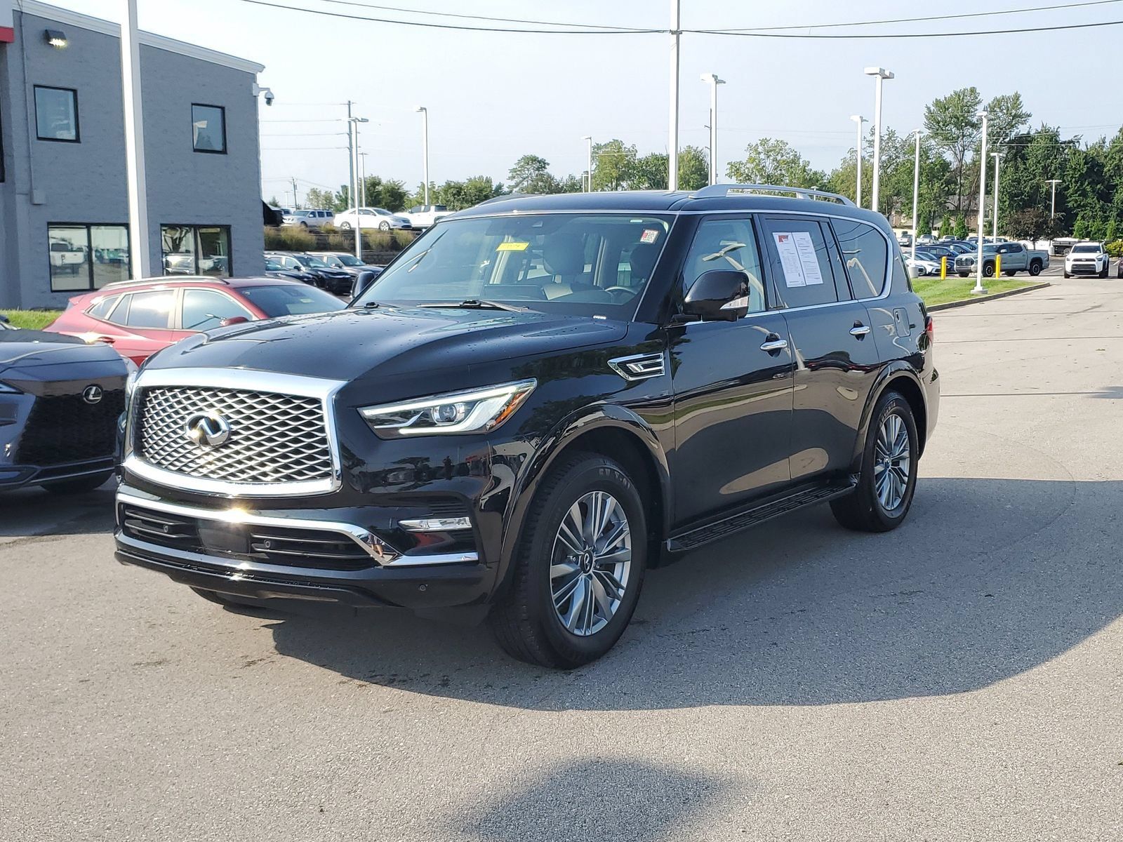 Used 2023 INFINITI QX80 Luxe w/ Cargo Package AWD/4WD image 2