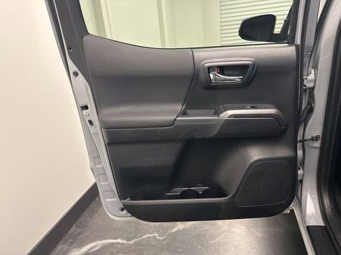 Used 2018 Toyota Tacoma TRD Sport w/ Technology Package image 14