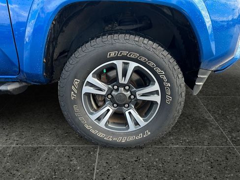 Used 2017 Toyota Tacoma TRD Sport w/ Exterior Package AWD/4WD image 9