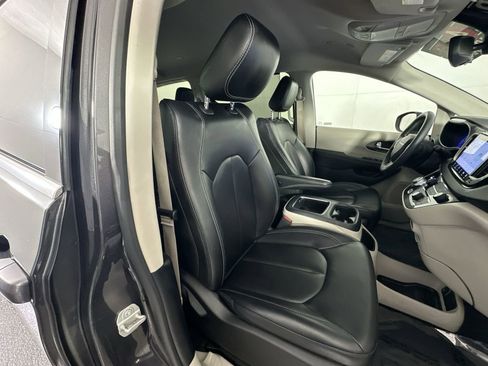 Used 2023 Chrysler Pacifica Touring-L image 30