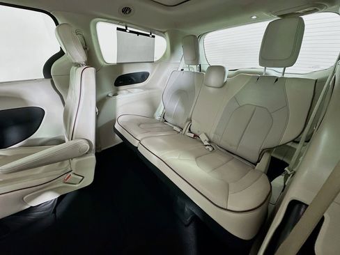 Used 2017 Chrysler Pacifica Limited w/ UConnect Theater Package FWD image 28
