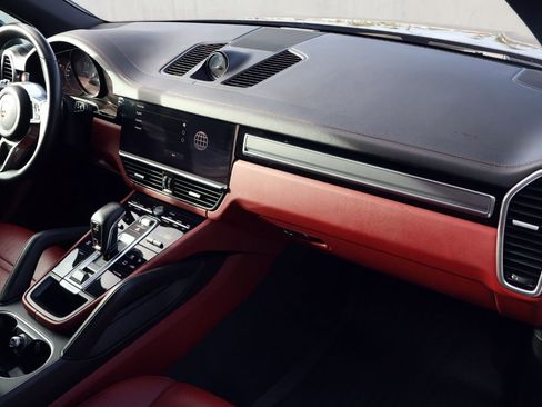 Certified 2023 Porsche Cayenne Platinum Edition image 23